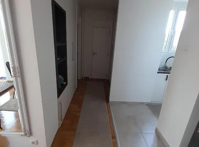 Blue Danube 2 Free Public Parking نوفي ساد